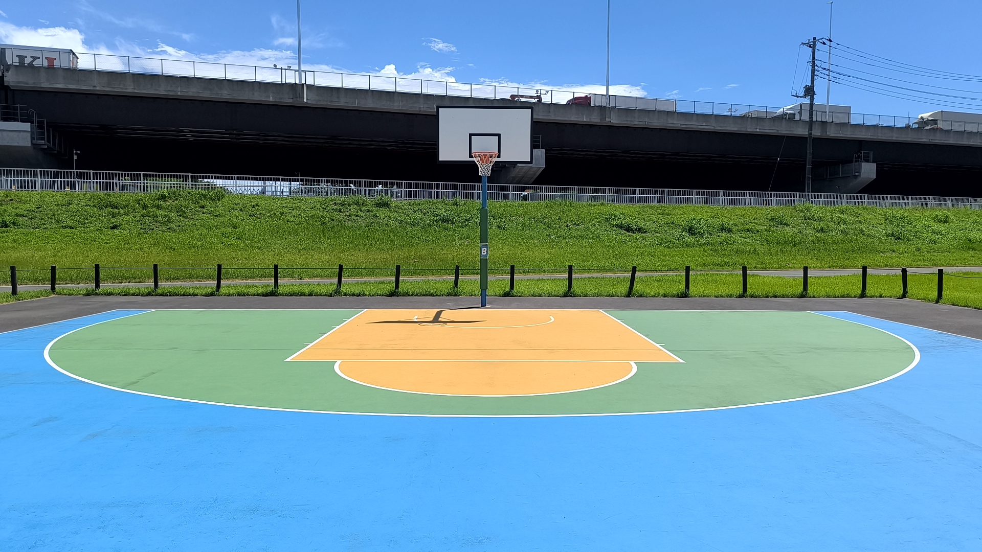 正面から見た三郷市陸上競技場公園Bコートのゴールとライン