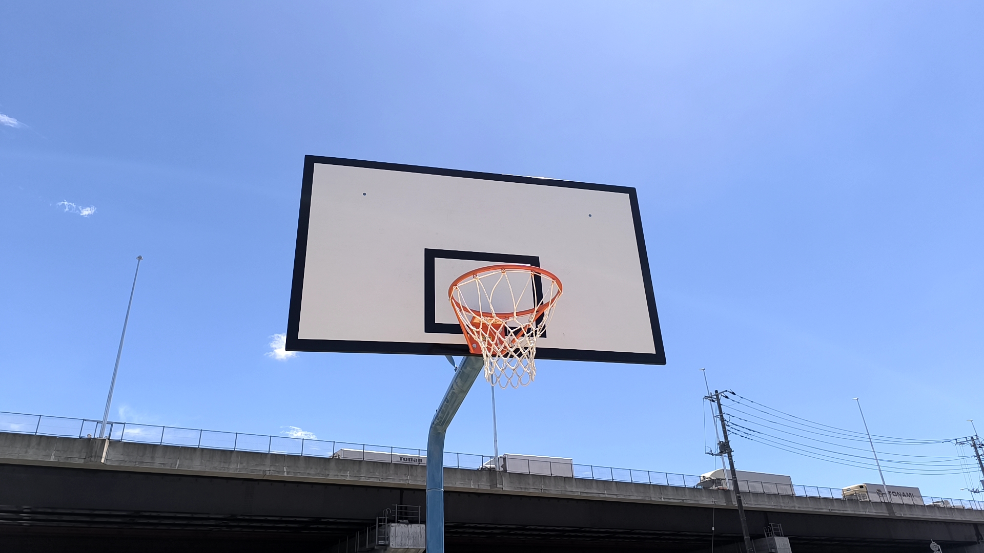 三郷市陸上競技場公園の公式用バスケットゴールを見上げた様子