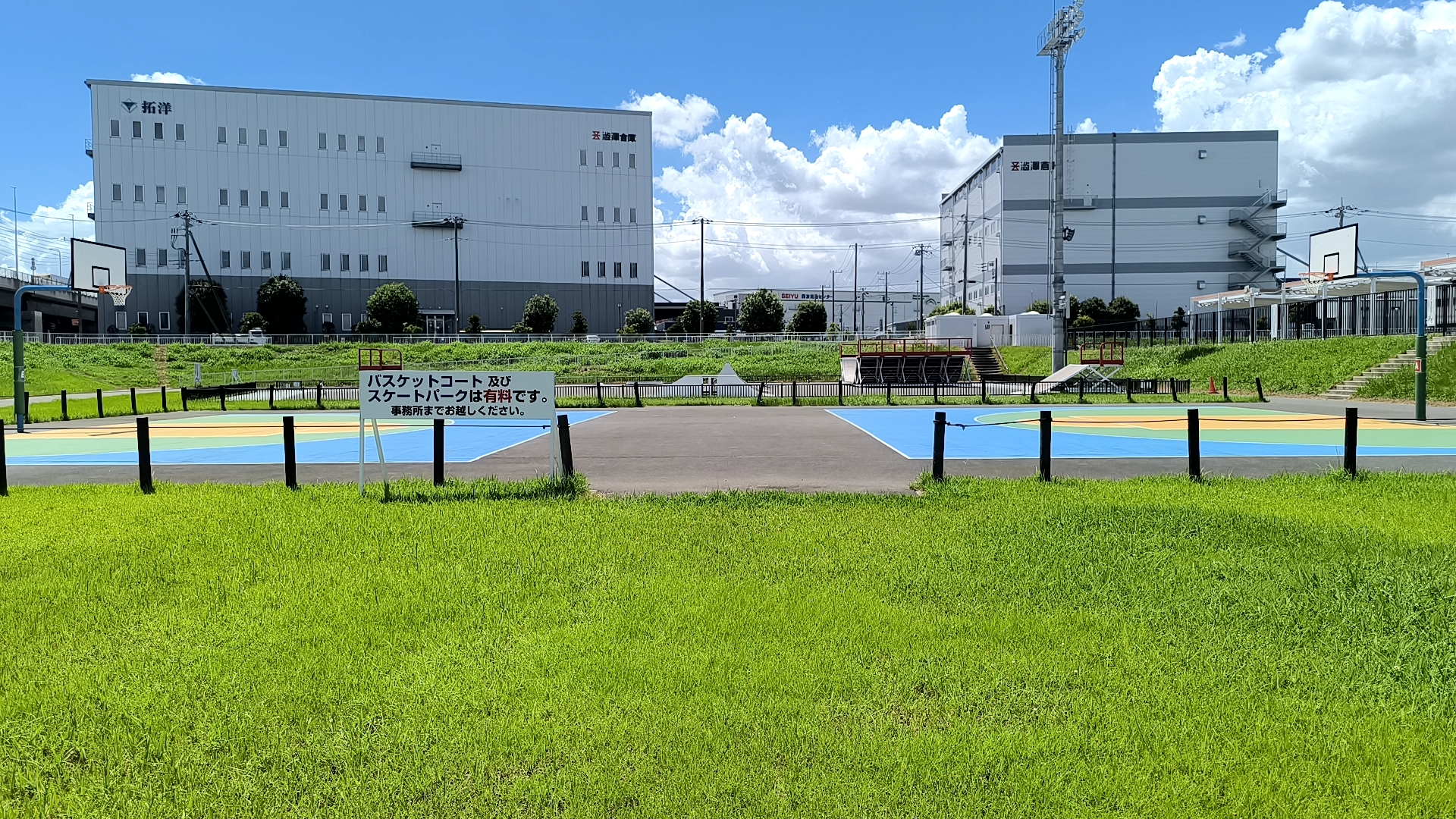 三郷市陸上競技場公園に並ぶ2面のカラフルな3×3バスケットコート全景