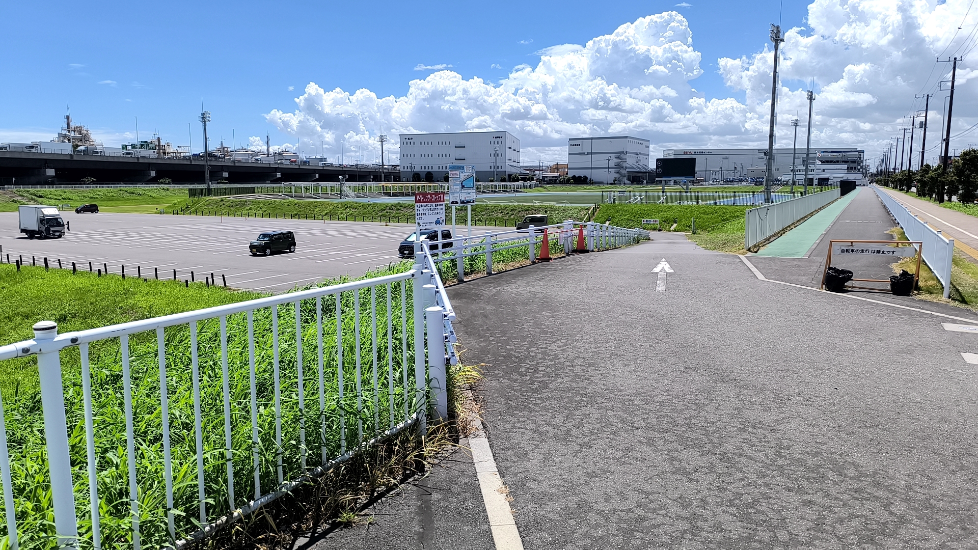 道路側から三郷市陸上競技場公園の駐車場へ下る入口