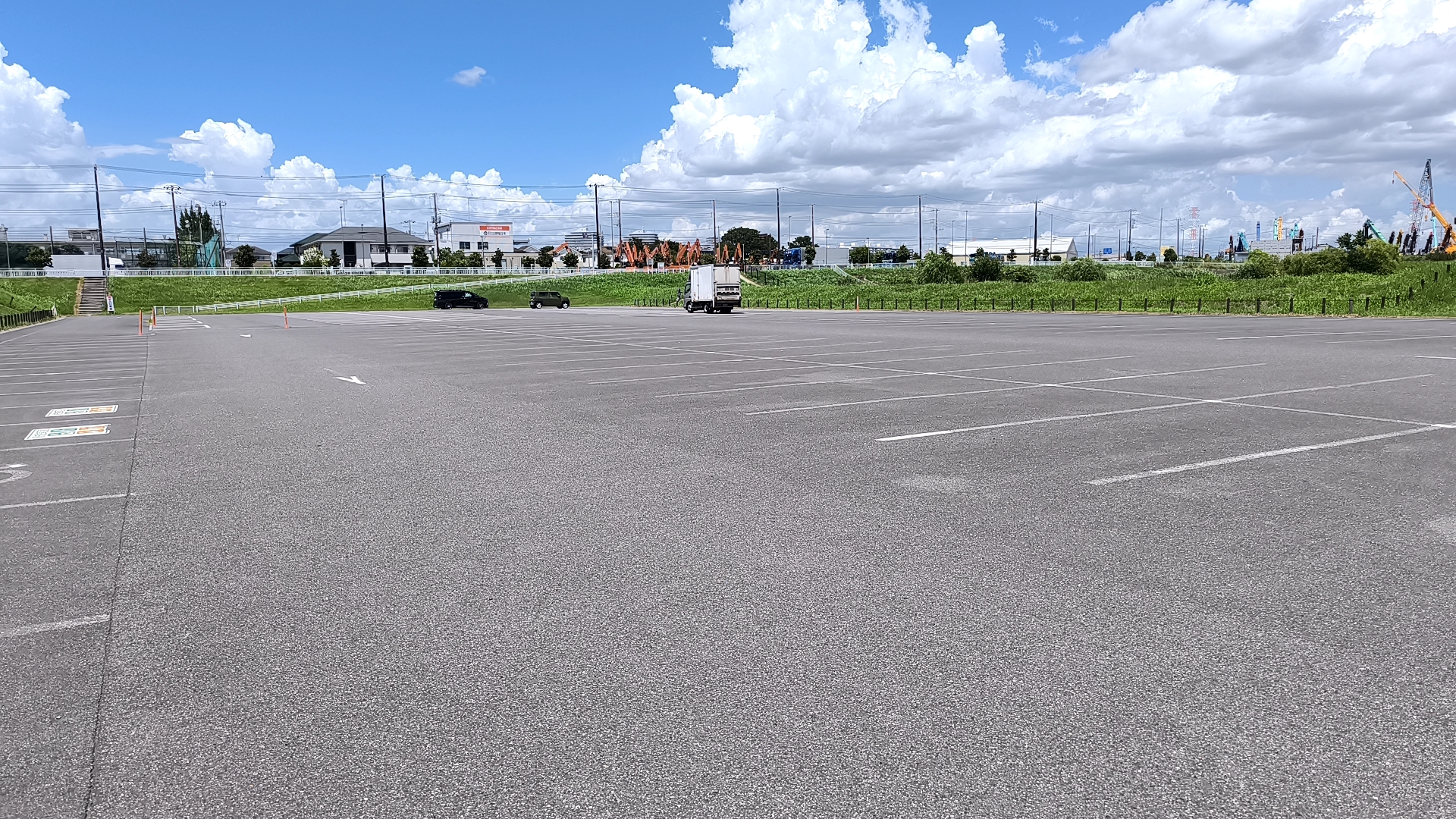 三郷市陸上競技場公園の広いアスファルト舗装駐車場