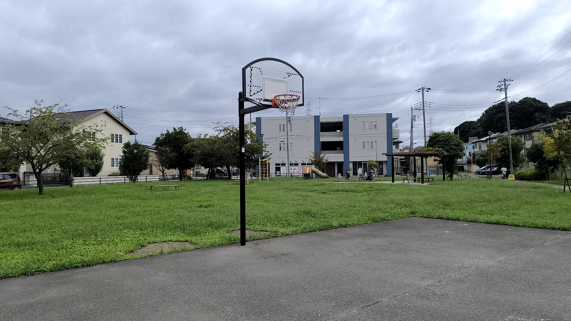 美園6丁目第二公園の黒い支柱のバスケットゴールと芝生