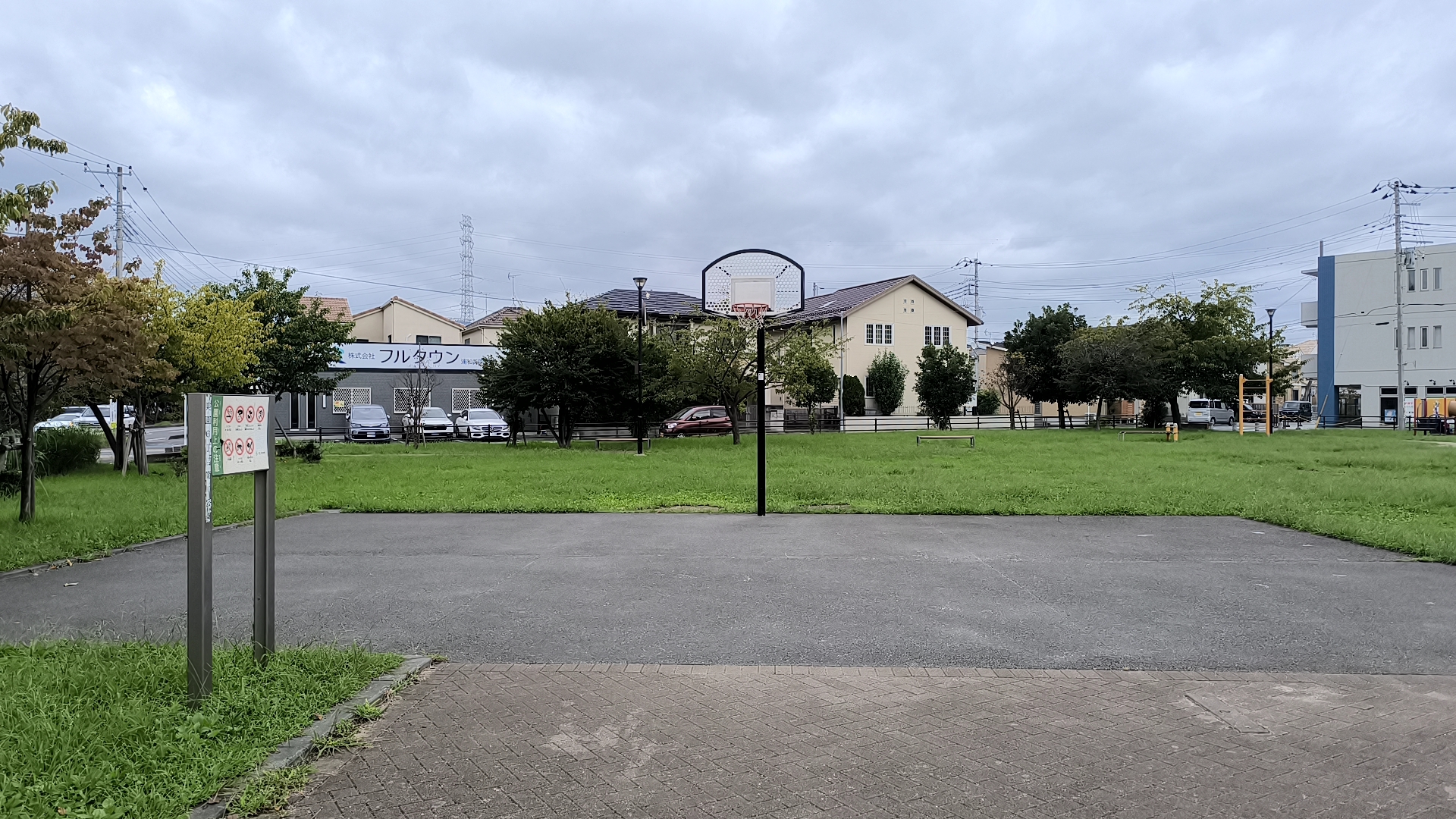美園6丁目第二公園のアスファルトのバスケットコート正面