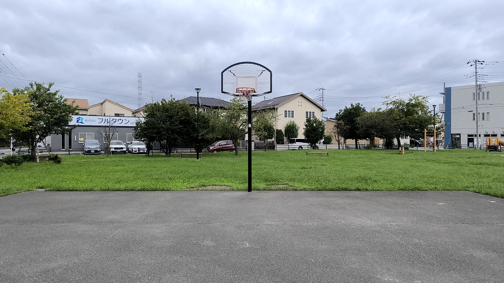 美園6丁目第二公園のゴールと公園の広がり