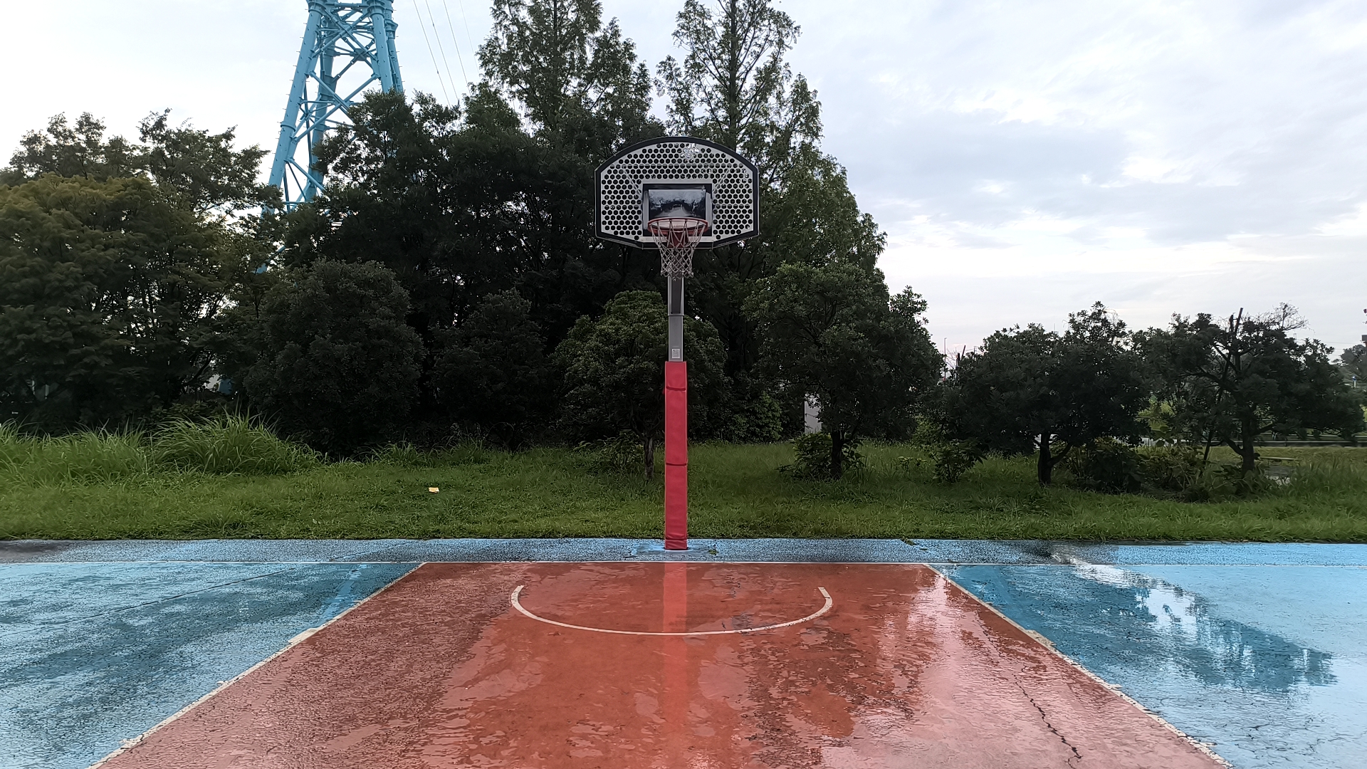 雨上がりの埼玉スタジアム2002公園バスケットコートと特徴的なバックボード