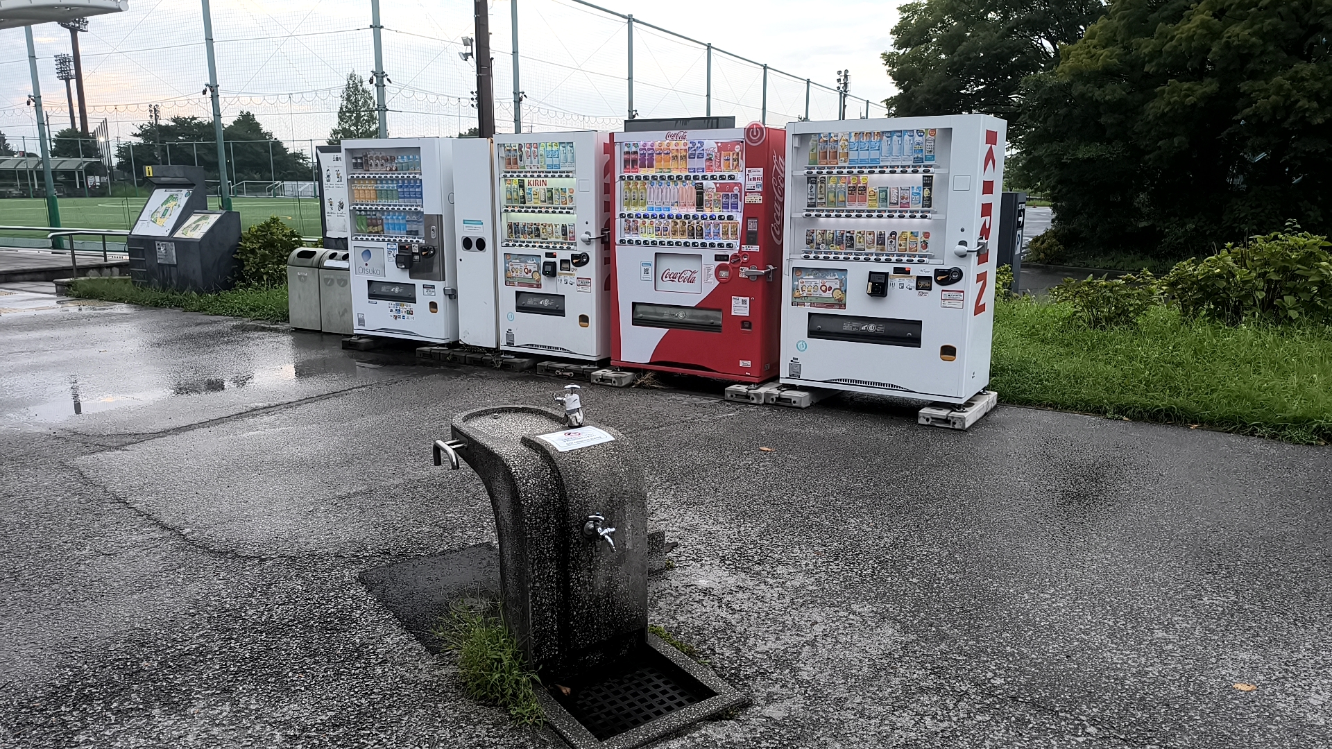埼玉スタジアム2002公園の水飲み場と自動販売機