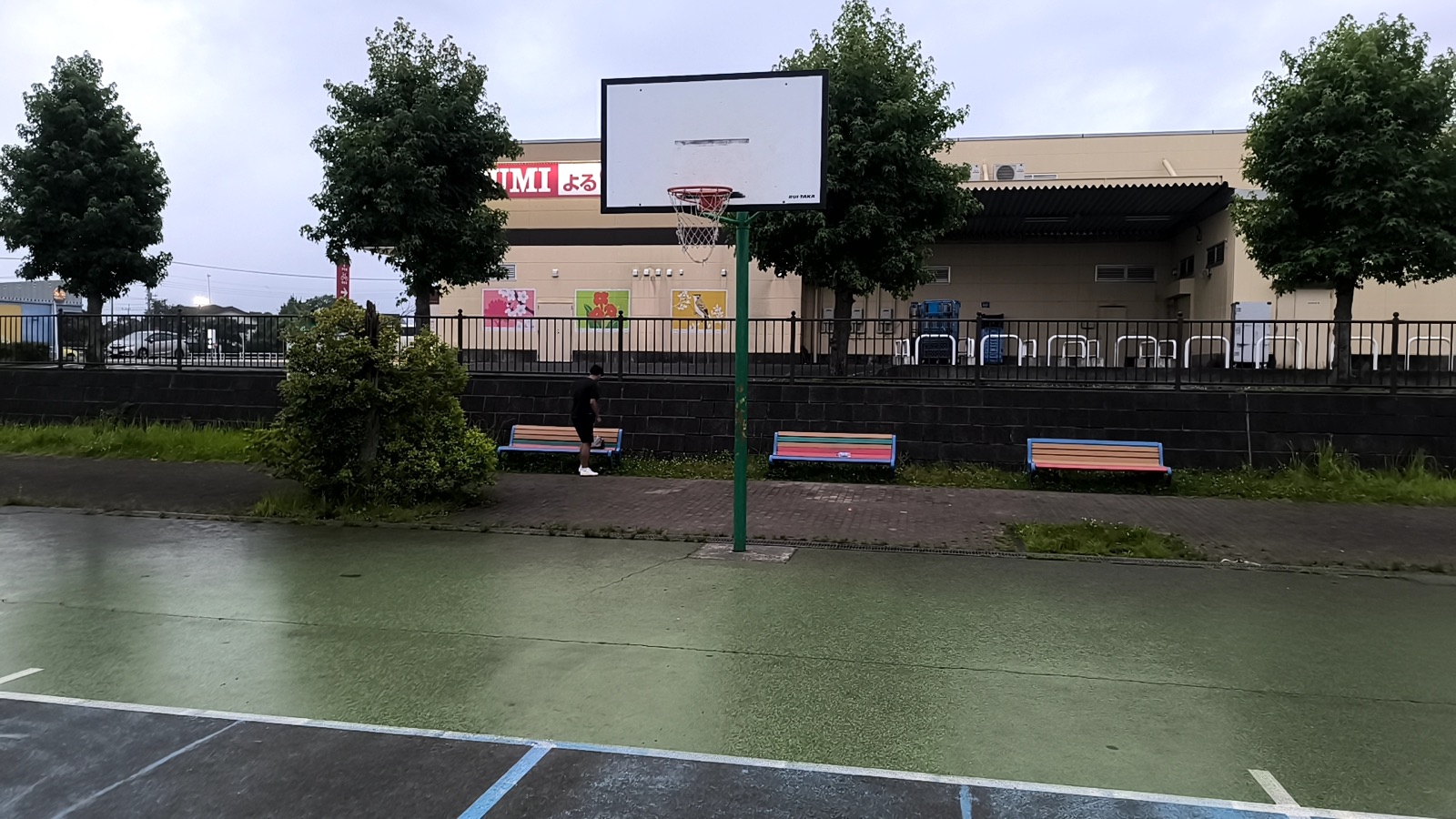 四季の丘第二公園のゴム・樹脂系舗装のバスケットコート