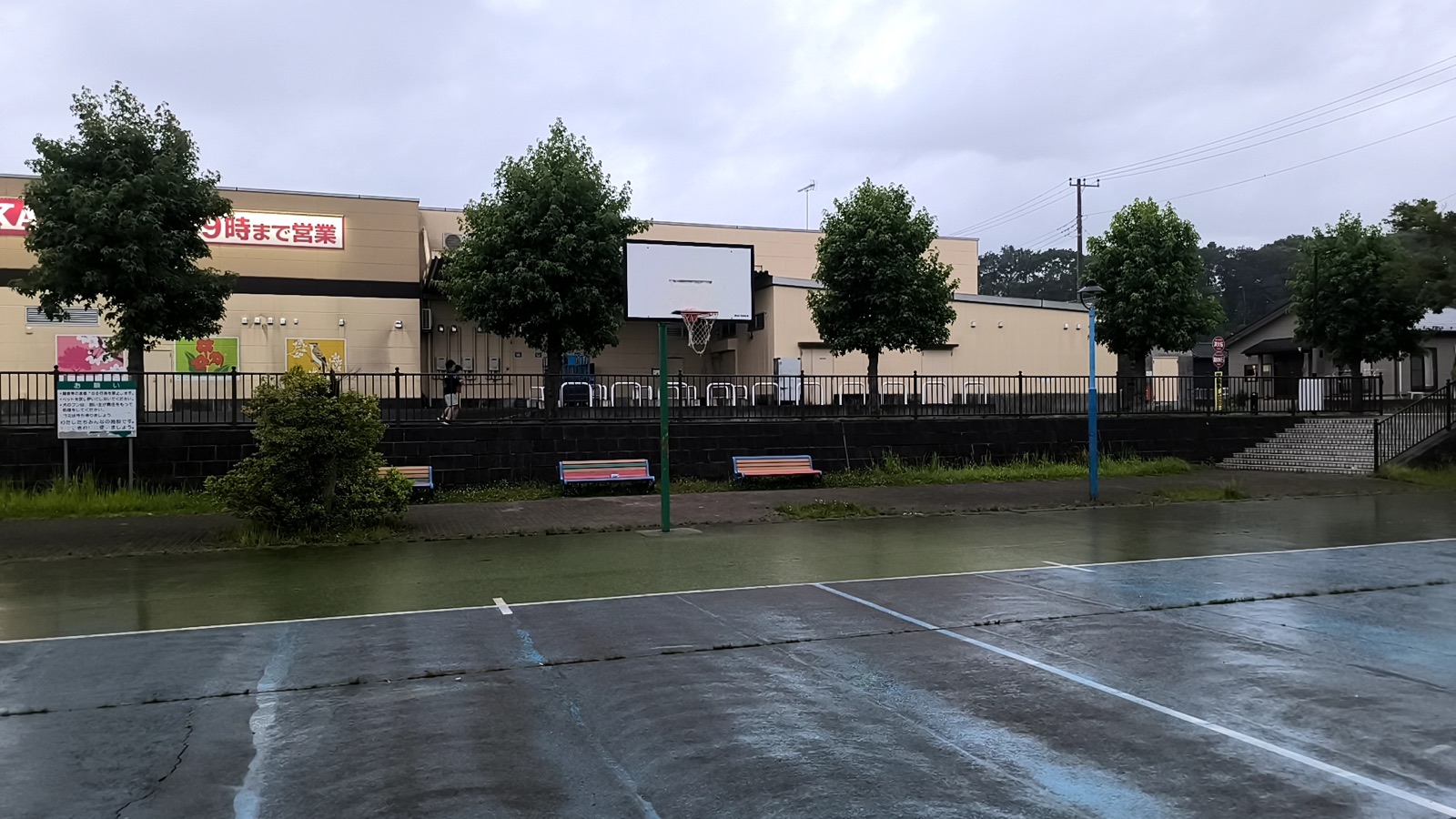 四季の丘第二公園のバスケットコート脇に並ぶベンチ
