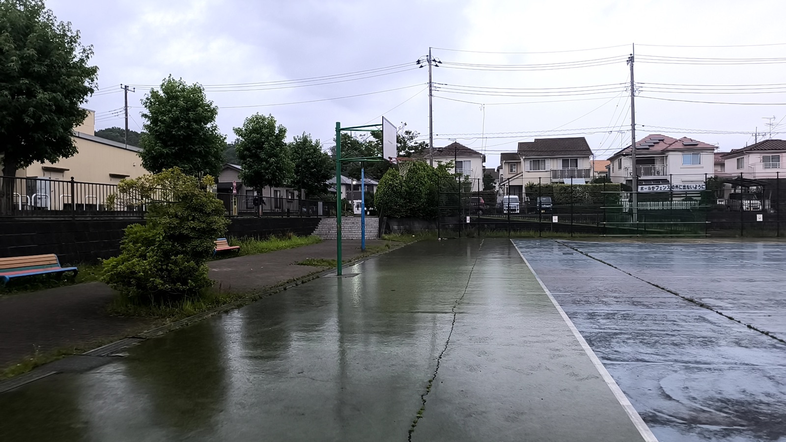 四季の丘第二公園の園内とバスケットコートの全景