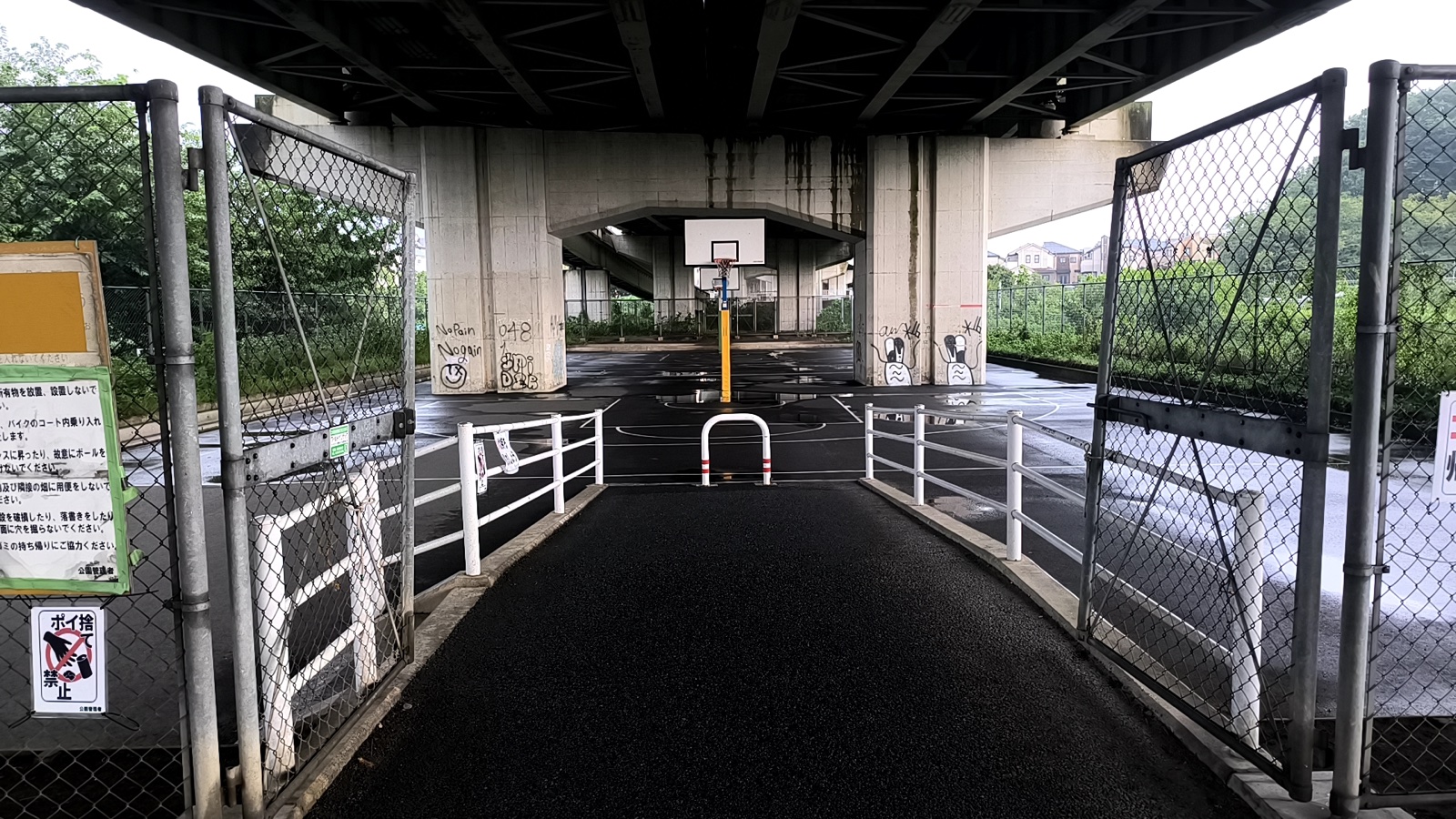 新見沼大橋スポーツ広場のバスケットコート入口と全景