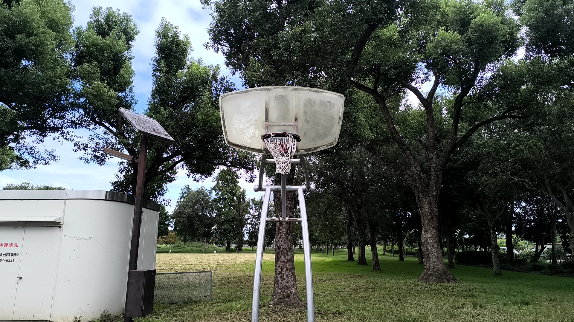 しらこばと公園のバスケットリングとバックボード