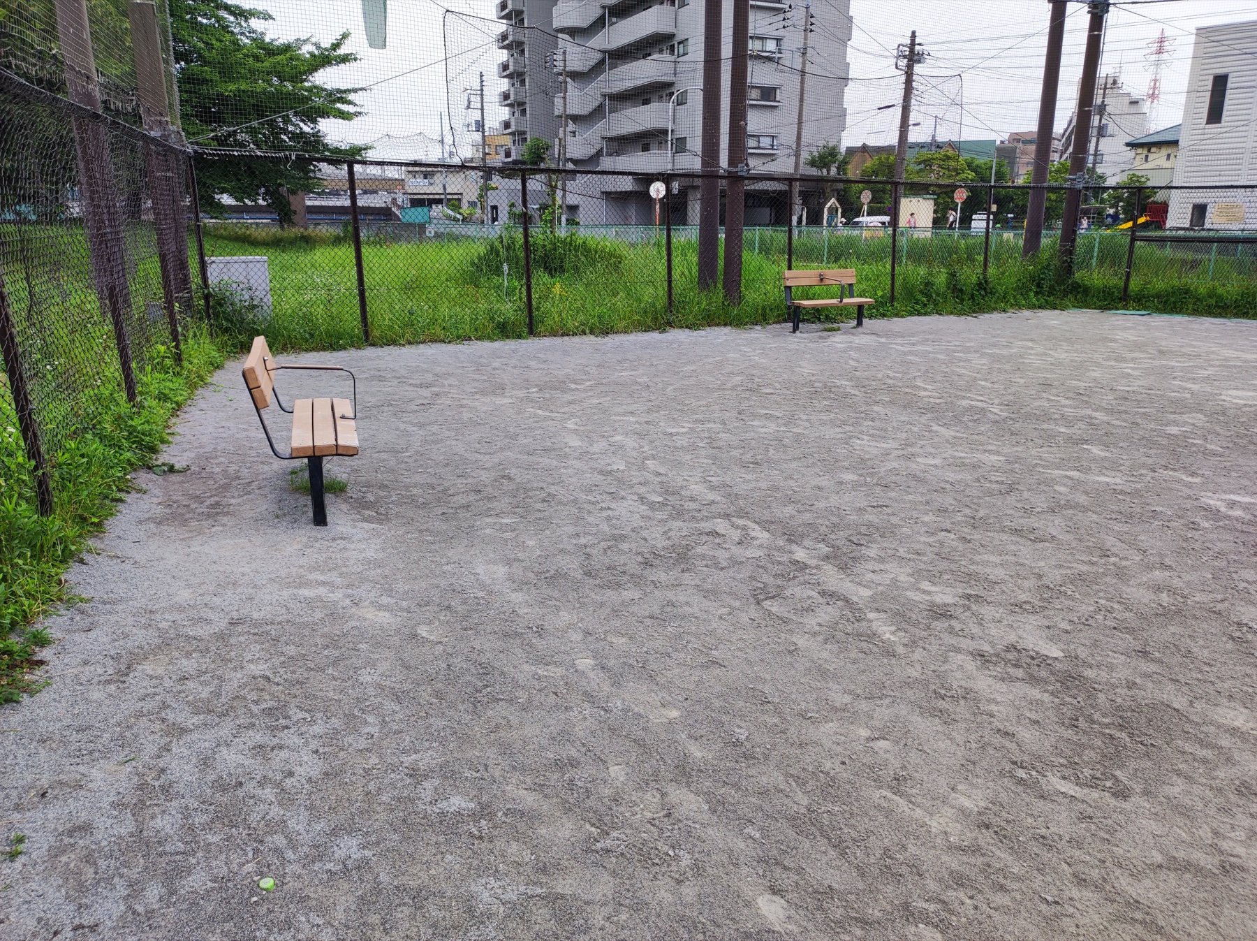 とちのき広場の土の広場の端に設置されたベンチ