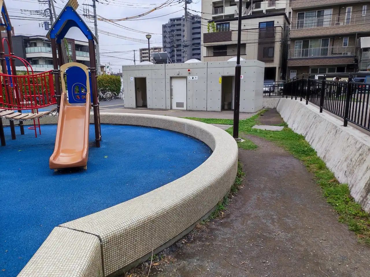 ボール公園の遊具広場の近くにある多目的トイレ