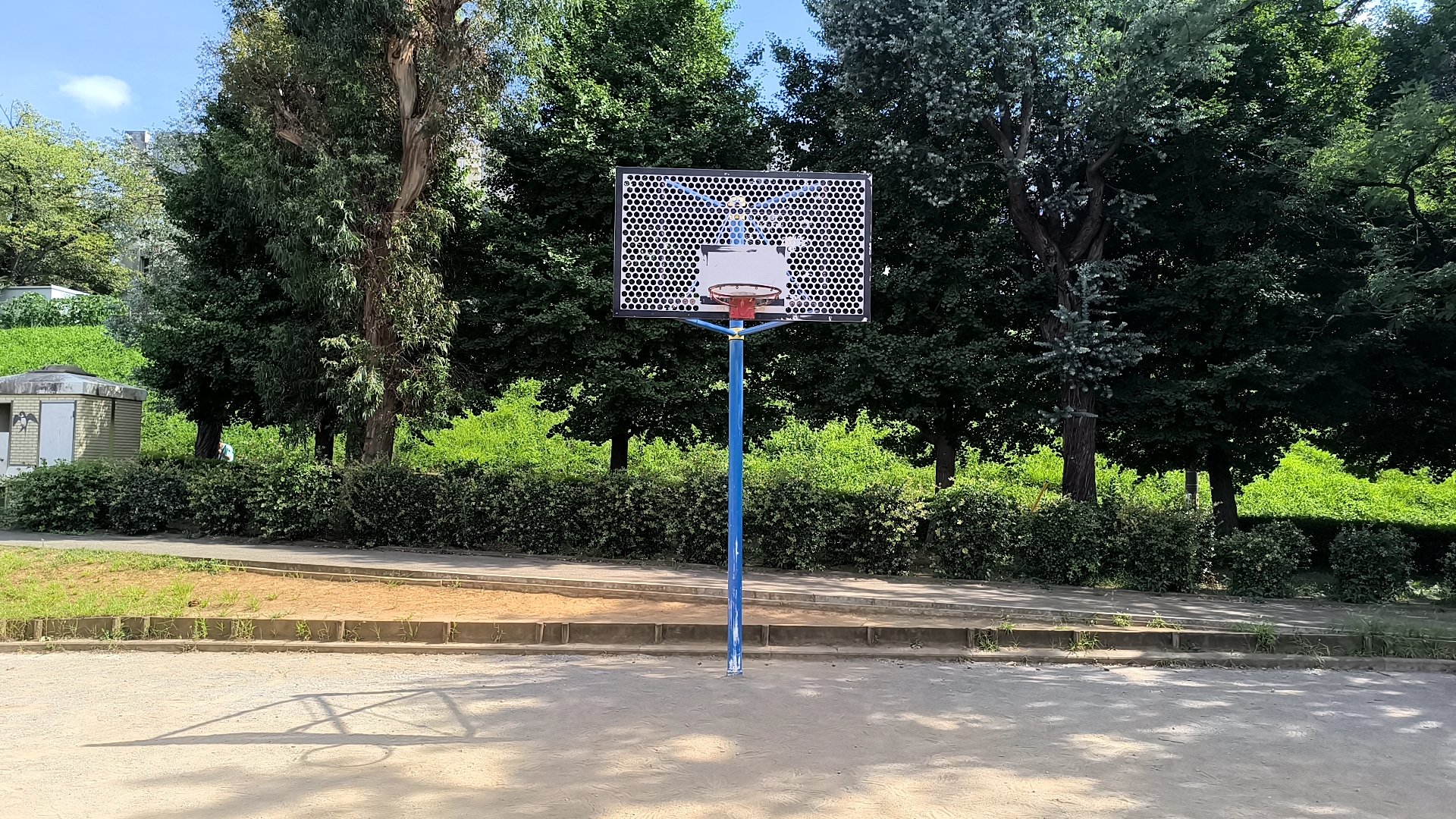青い支柱と白いバックボードのあるつばめ公園のバスケットゴール