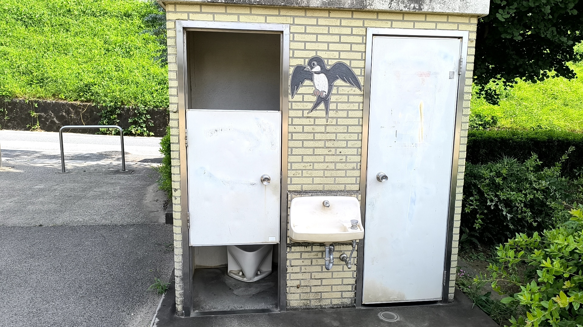 つばめ公園の公衆トイレと手洗い場