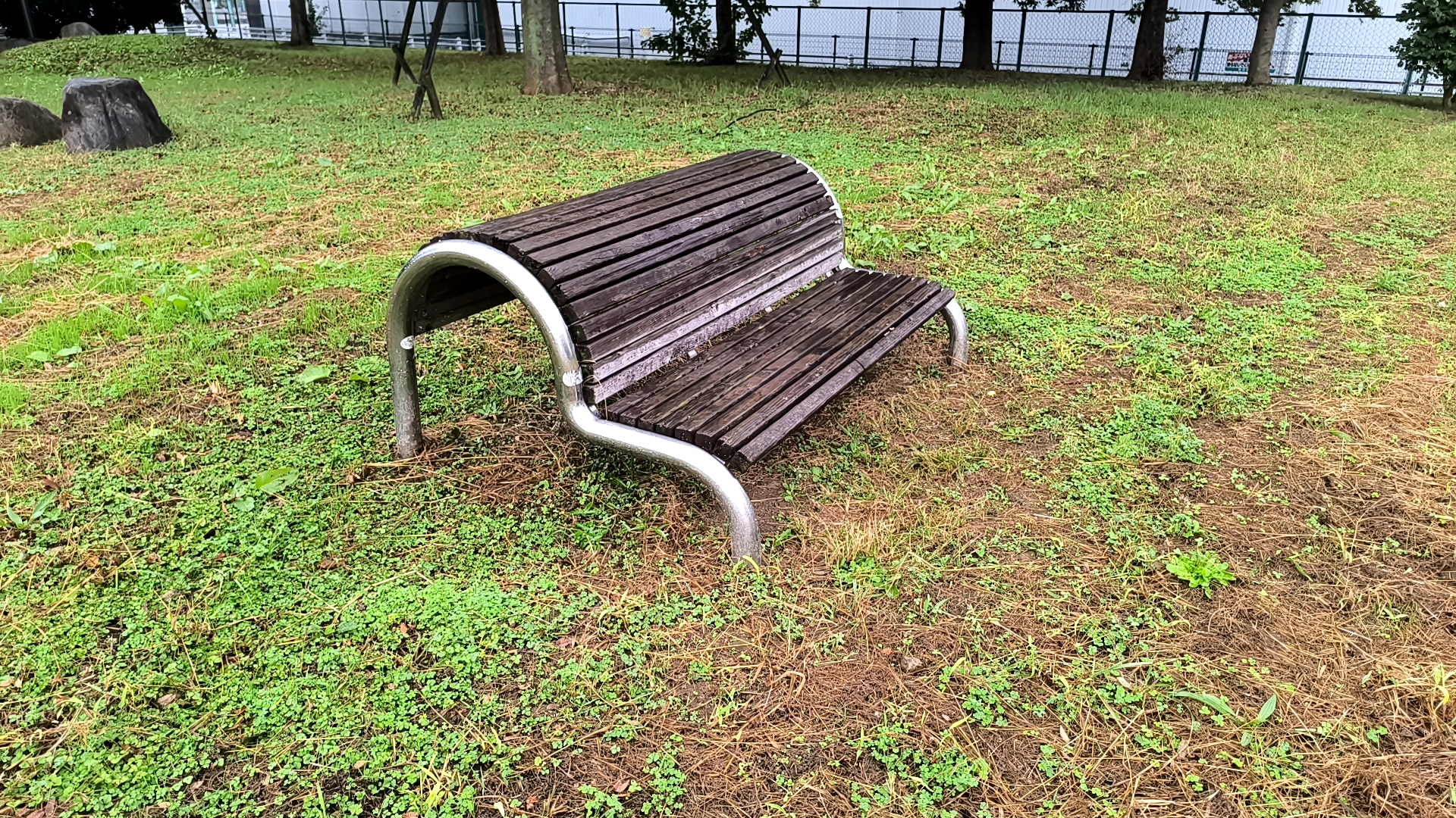 桑袋記念公園の草地に設置されたベンチ