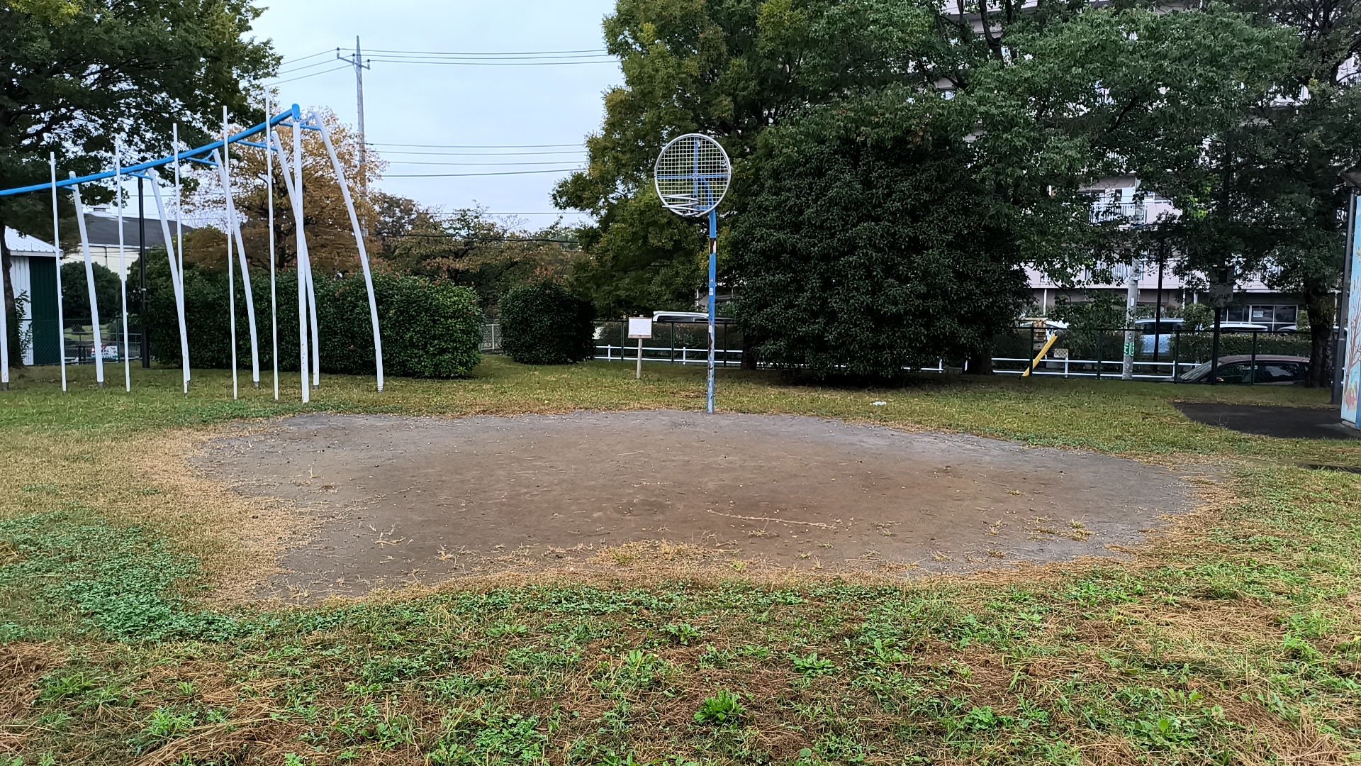 桑袋記念公園のゴール1基と土の広場、隣の遊具