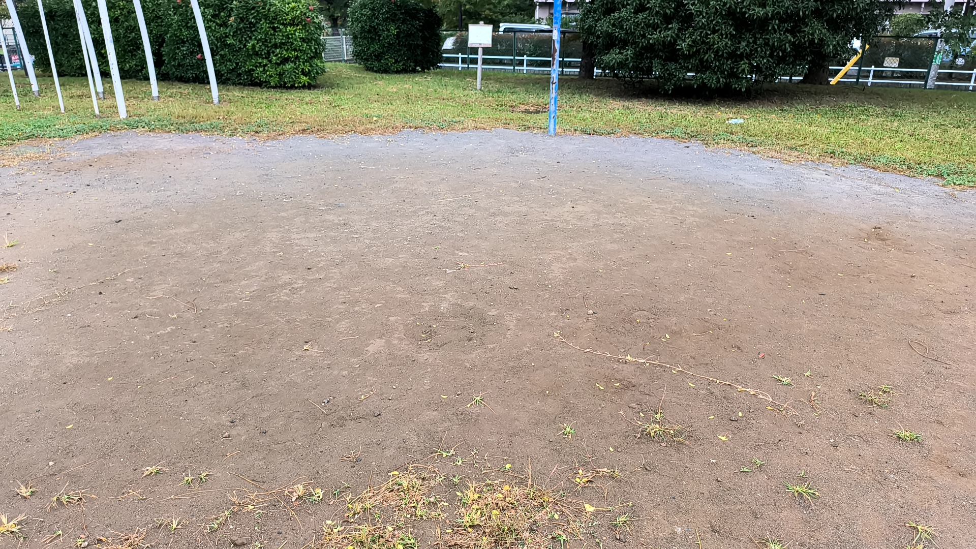 桑袋記念公園のゴール前にある凹凸のある土の地面