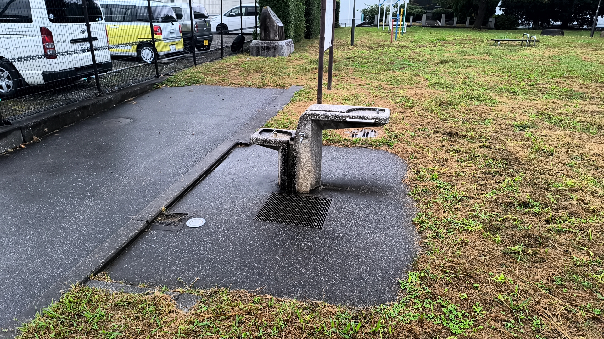桑袋記念公園の園路沿いにある水飲み場